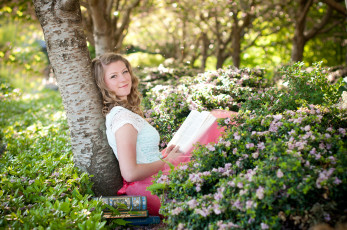 Картинка девушки -unsort+ блондинки чтение книги улыбка взгляд девушка парк