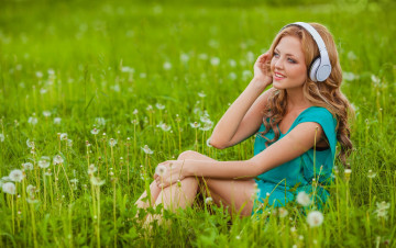 Картинка девушки -unsort+ рыжеволосые+и+другие одуванчики трава девушка улыбка наушники цветы