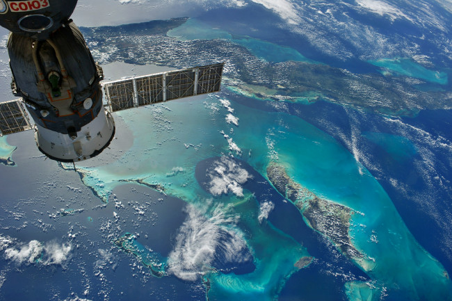 Обои картинки фото космос, космические корабли,  космические станции, земля, станция, обзор, облака, море, атмосфера, солнечные батареи, союз, италия, роскосмос