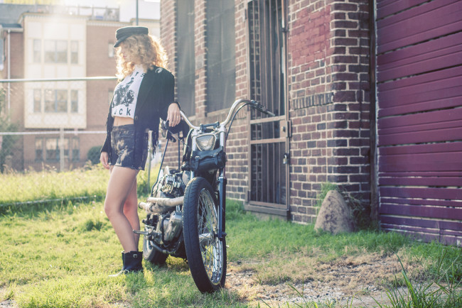 Обои картинки фото custom harley-davidson sportster, мотоциклы, мото с девушкой, кепка, шорты, pin-up, пинап, задумчивость, девушка, custom