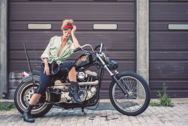 Обои картинки фото custom harley-davidson sportster, мотоциклы, мото с девушкой, custom, черный, sportste, harley-davidson, ворота, джинс, повязка, девушка, pin-up, пинап
