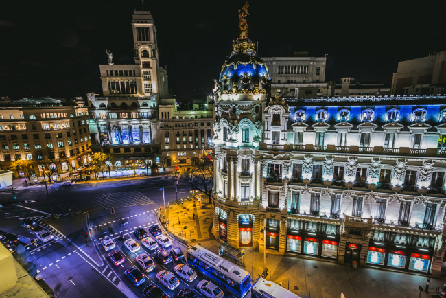 Обои картинки фото metropolis building - madrid,  spain, города, мадрид , испания, здания, испание, spain, мадрид, madrid, ночной, город, metropolis, building, машины, авто, перекрёсток, дорога