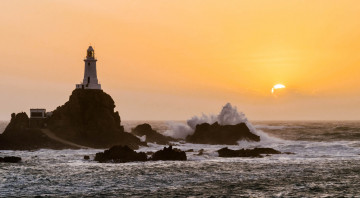 Картинка природа маяки брызги море волны маяк облака небо горизонт закат камни взволнованное