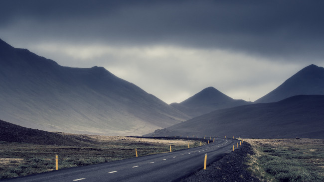 Обои картинки фото природа, дороги, серые, облака, гроза, поле, горы, дорога
