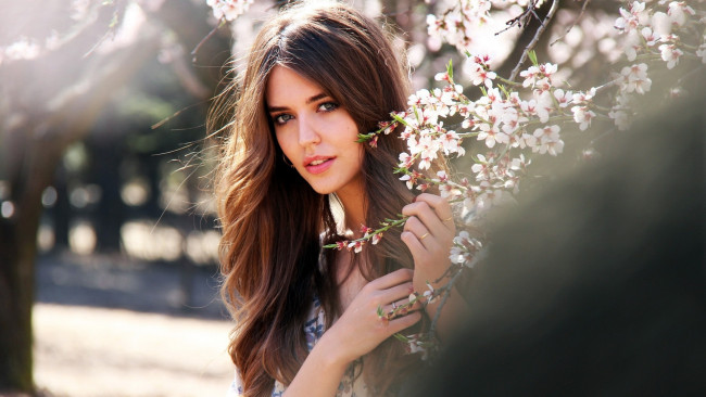 Обои картинки фото девушки, clara alonso, модель, лицо, ветки, цветение, весна