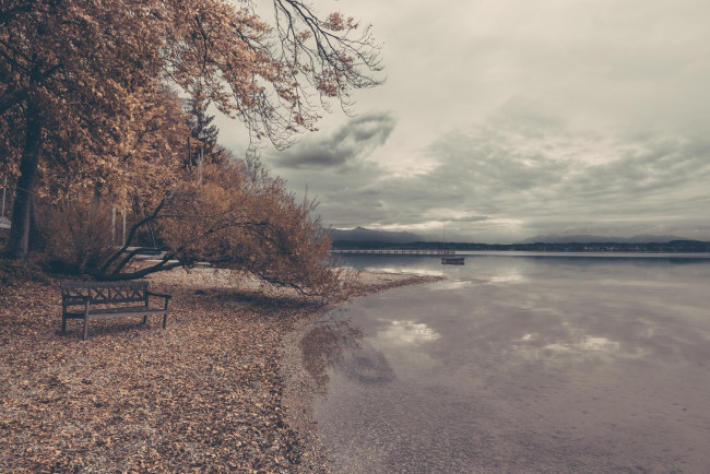 Обои картинки фото природа, реки, озера, река, скамейка, лодка, облака, осень, деревья