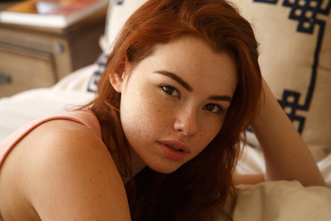 Обои картинки фото sabrina lynn, девушки, sabrina, lynn, девушка, портрет, лицо, модель, рыжая, рыжеволосая, взгляд, конопушки, поза