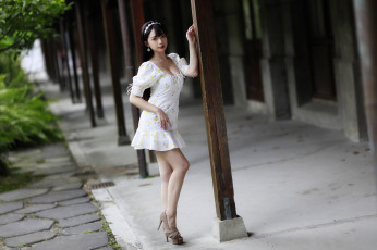 Картинка девушки -+азиатки азиатка платье декольте