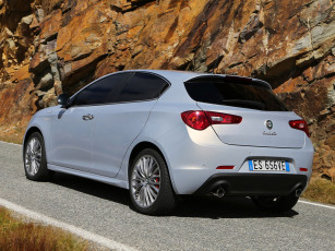 Картинка alfa+romeo+giulietta+sportiva+2014 автомобили alfa+romeo белый дорога скала