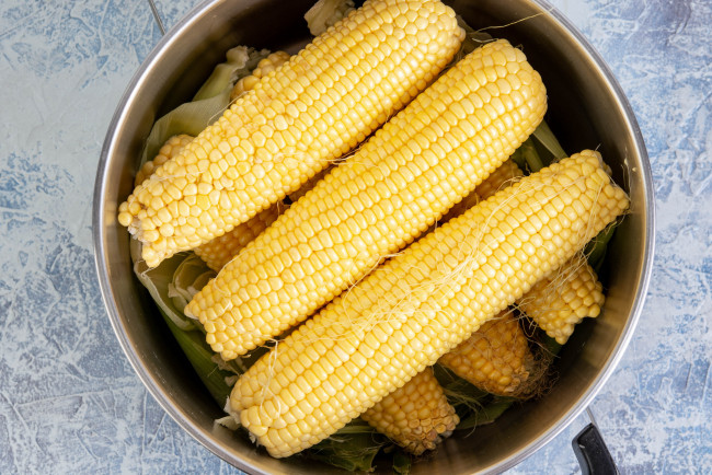 Обои картинки фото еда, кукуруза, кастрюля, спелая, початки