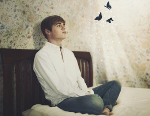 Картинка мужчины -+unsort кровать комната парень бабочки сидит
