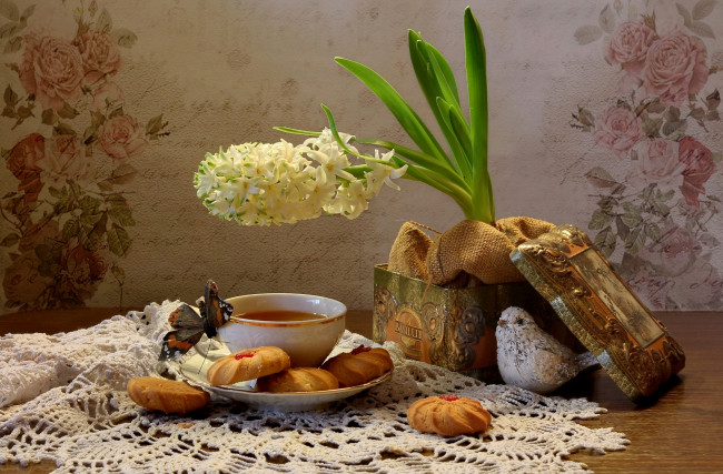 Обои картинки фото еда, натюрморт, печенье, чай, гиацинт, птичка, бабочка