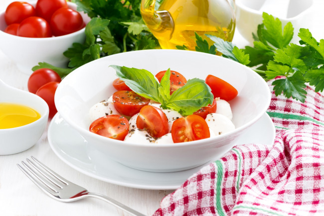 Обои картинки фото еда, салаты,  закуски, базилик, моцарелла, помидоры, салат, томаты