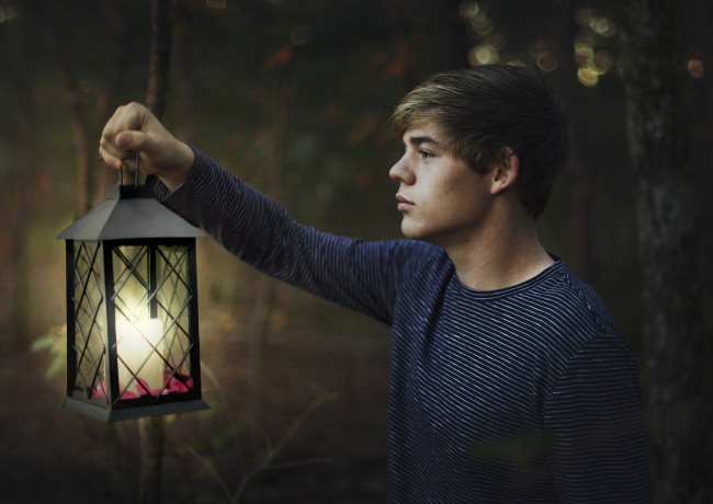 Обои картинки фото мужчины, - unsort, фонарь, вечер, парень, лес