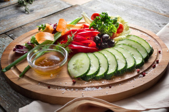 Картинка еда салаты +закуски огурец закуска маслины овощи соус