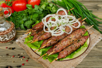 Картинка еда мясные+блюда люля-кебаб лук мясо помидоры зелень