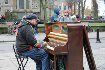 обоя музыка, -другое, пианино, мужчина, улица