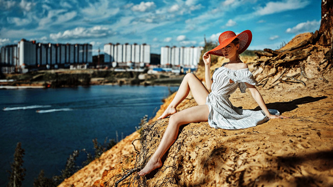 Обои картинки фото девушки, -unsort , рыжеволосые и другие, город, река, шляпа