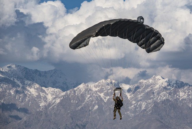 Обои картинки фото спорт, экстрим, парашют, солдат, армия, горы, небо, приземление