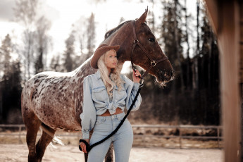 Картинка девушки -+блондинки +светловолосые блондинка джинсы лошадь шляпа