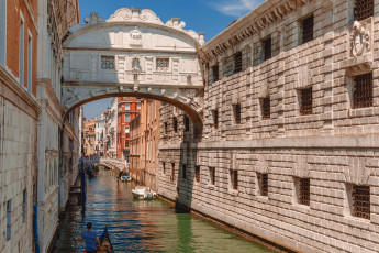 Картинка города венеция+ италия канал мосты лодки