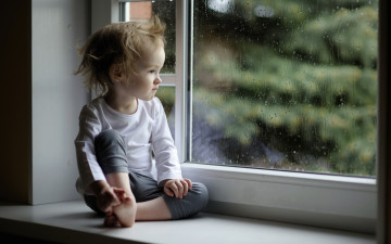 Картинка разное люди ребенок окно подоконник дождь