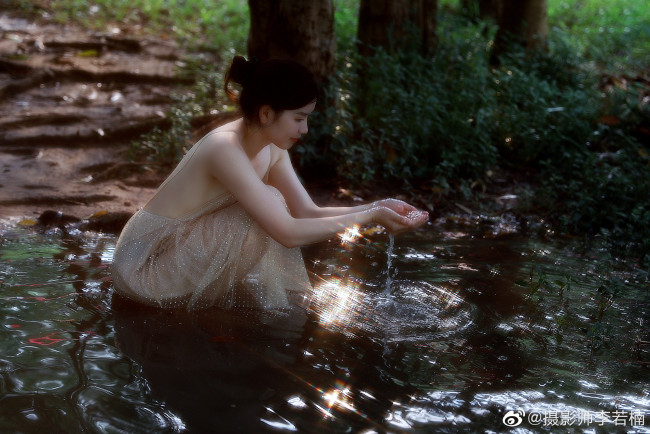 Обои картинки фото девушки, - азиатки, платье, озеро, деревья, тропа