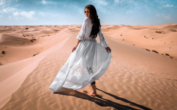 Картинка девушки -+брюнетки +шатенки шатенка платье песок пустыня