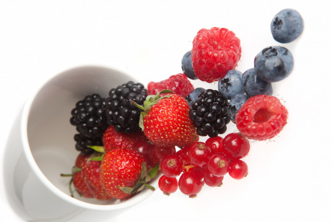Обои картинки фото еда, фрукты, ягоды, дары, лета, витамины, падение, чашка