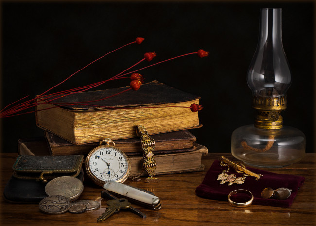Обои картинки фото разное, Часы,  часовые механизмы, монеты, книги, лампа, кольцо, часы, натюрморт