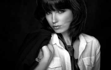 Картинка девушки -unsort+ Черно-белые+обои взгляд галстук рубашка челка девушка лицо брюнетка черно-белый