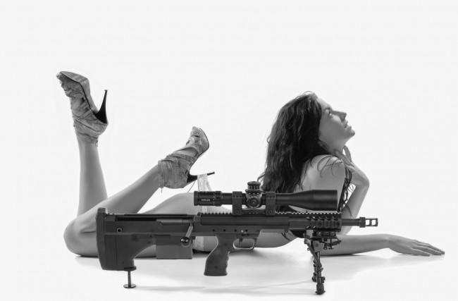 Обои картинки фото девушки, -unsort , Черно-белые обои, тело, поза, трусики, бельё, лицо, девушка, оружие, оптика