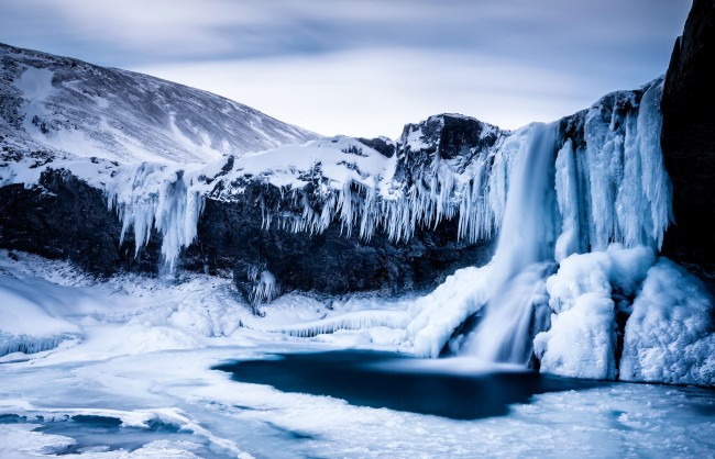 Обои картинки фото природа, водопады, зима, озеро, лед, скалы, горы, небо