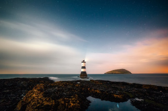 Картинка природа маяки маяк восход звезды небо скалы море