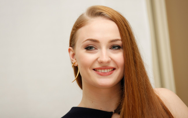 Обои картинки фото девушки, sophie turner, сережка