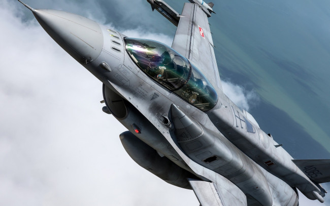 Обои картинки фото general dynamics f-16 fighting falcon, авиация, боевые самолёты, lockheed, martin, f-16d, военный, самолет, американский, истребитель, фюзеляж, general, dynamics, f-16, fighting, falcon
