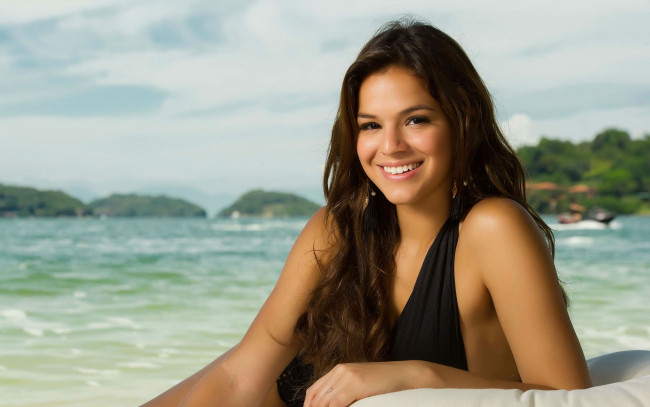 Обои картинки фото bruna marquezine, девушки, bruna, marquezine, девушка, модель, брюнетка, красотка, поза, актриса, причёска, макияж