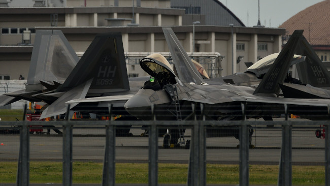 Обои картинки фото авиация, боевые самолёты, lockheed, martin, f22, raptor, аэродром, военная