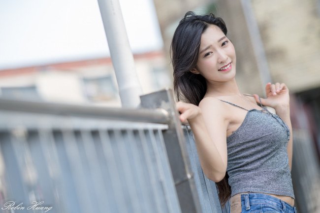 Обои картинки фото девушки, - азиатки, топ, джинсы, ограда