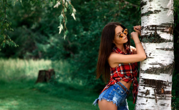 Картинка девушки -+брюнетки +шатенки шатенка очки рубашка шорты лес береза