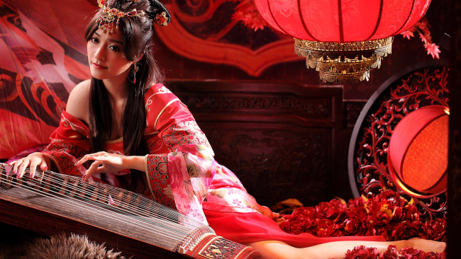 Обои картинки фото девушки, - азиатки, украшения, наряд, инструмент, фонарь