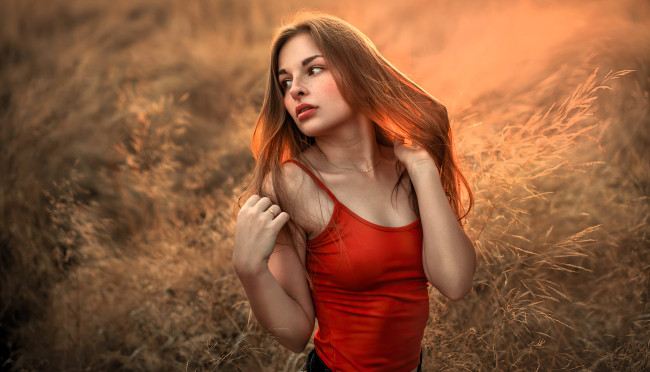 Обои картинки фото девушки, - рыжеволосые и разноцветные, рыжая, топ, поле