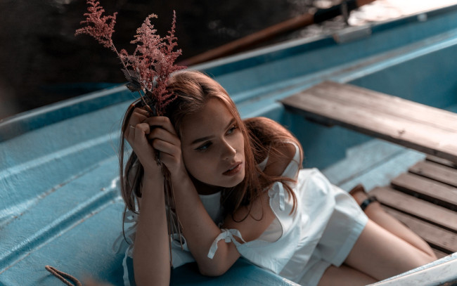 Обои картинки фото девушки, - брюнетки,  шатенки, русая, наряд, цветок, лодка