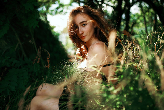 Обои картинки фото девушки, - брюнетки,  шатенки, шатенка, трава, лес