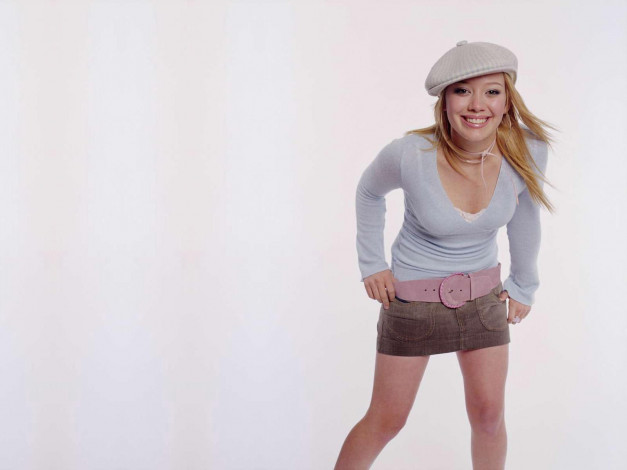 Обои картинки фото Hilary Duff, девушки, актриса, берет, улыбка, пояс, юбка