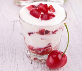 Картинка еда мороженое +десерты йогурт вишня ягода стакан