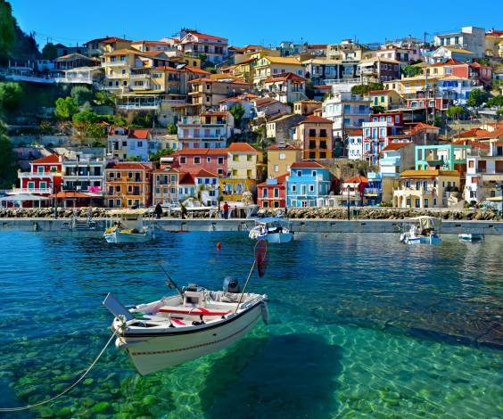 Обои картинки фото corfu town,  greece, города, - улицы,  площади,  набережные, залив, греция, керкира, greece, corfu, town, бухта, здания, лодки, набережная, корфу