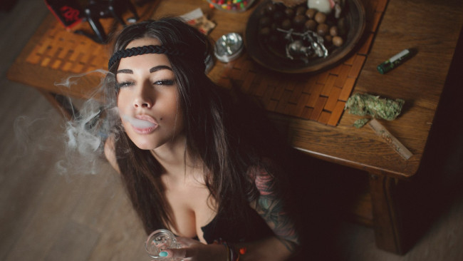 Обои картинки фото девушки, -unsort , брюнетки,  шатенки, татуировки, девушка, волосы, дым, брюнетка