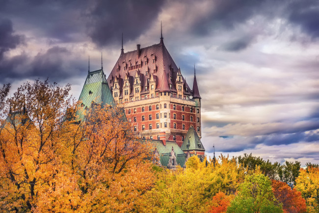 Обои картинки фото города, - дворцы,  замки,  крепости, краски, небо, облака, замок, фронтенак, квебек, город, канада, деревья, осень, шато-фронтенак