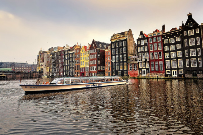 Обои картинки фото города, амстердам , нидерланды, судно, прогулочное, старинные, дома, канал